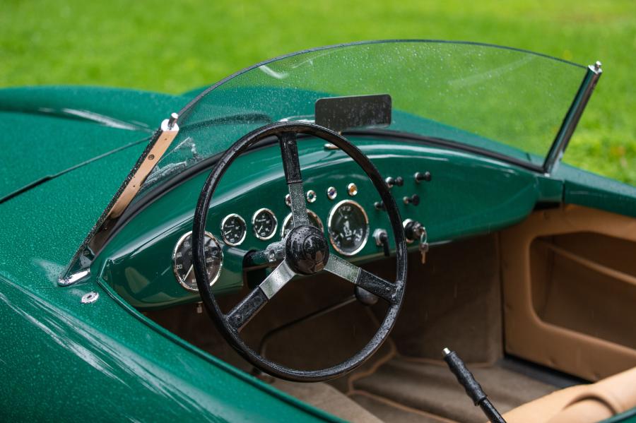 Интерьер Arnolt-Bristol Bolide Roadster 1953 года  (фото 9 из 14)